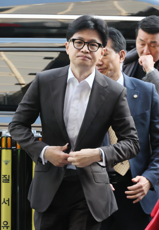 한동훈 국민의힘 비상대책위원장이 18일 오전 서울 여의도 중앙당사로 출근하고 있다.<연합뉴스>